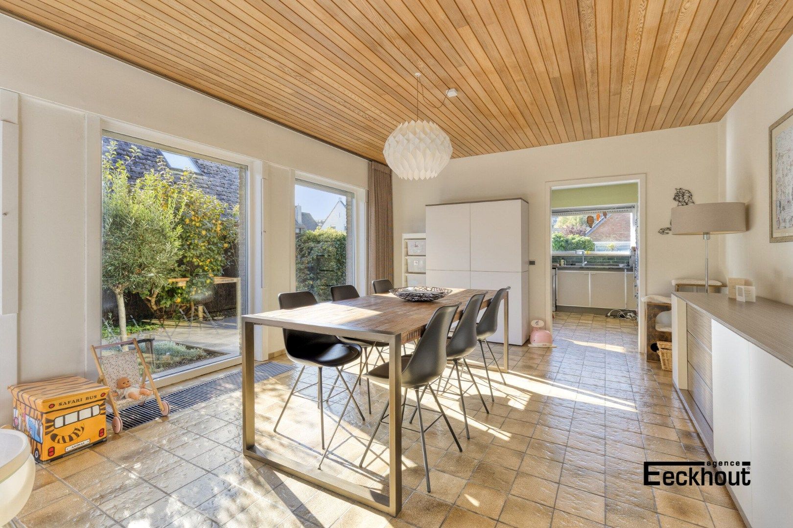 Alleenstaande woning met tuin en garage in rustige straat! foto 6