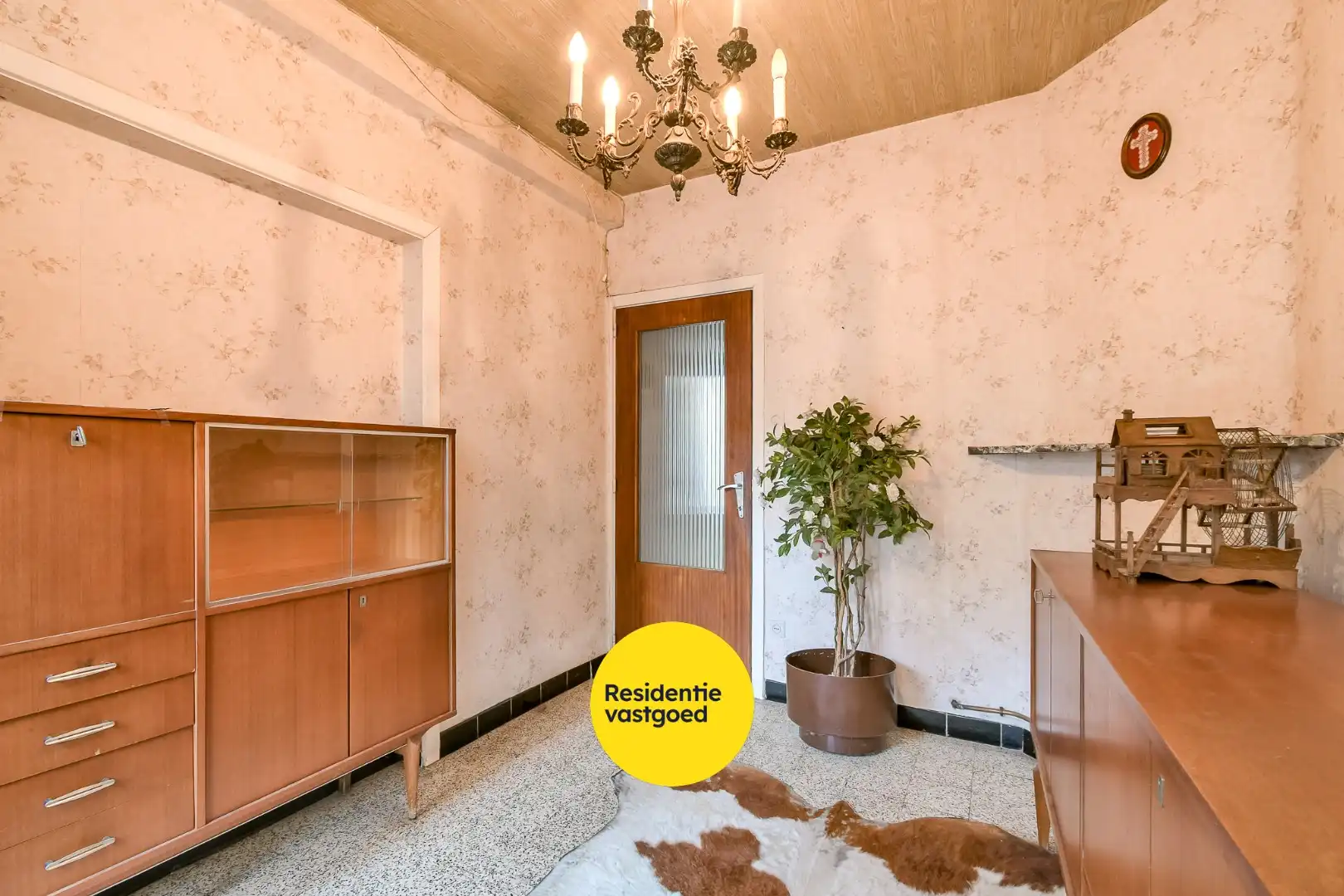 Te renoveren woning in hartje Torhout! foto 3