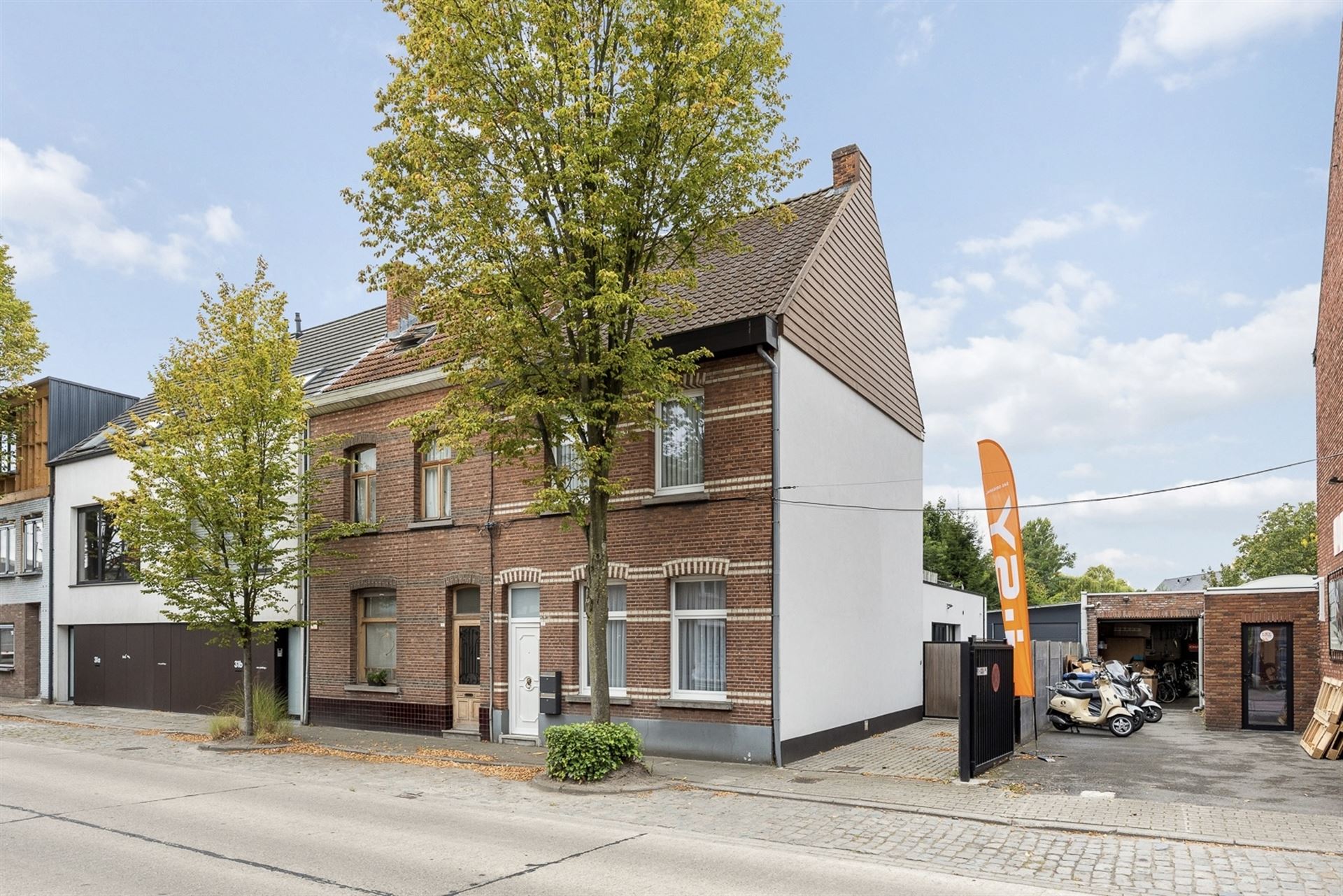 Appartementsgebouw met 2 appartementen en tuin. foto {{pictureIndex}}