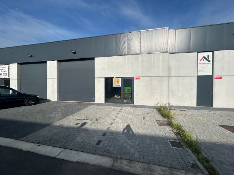 Nieuwbouw KMO-unit – 180 m² magazijn met 2 parkeerplaatsen foto {{pictureIndex}}