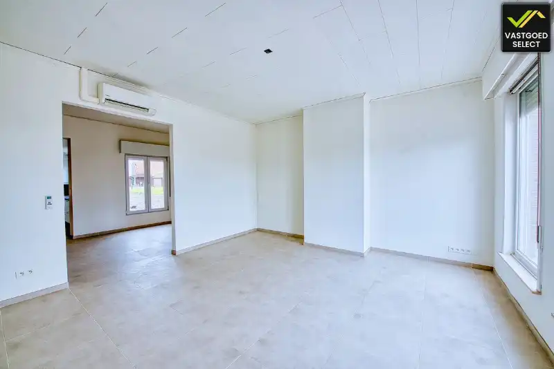 Lichtrijke woning met 2 slaapkamers, warmtepomp, zonnepanelen, parkeerplaats en tuin nabij centrum Eeklo foto 4