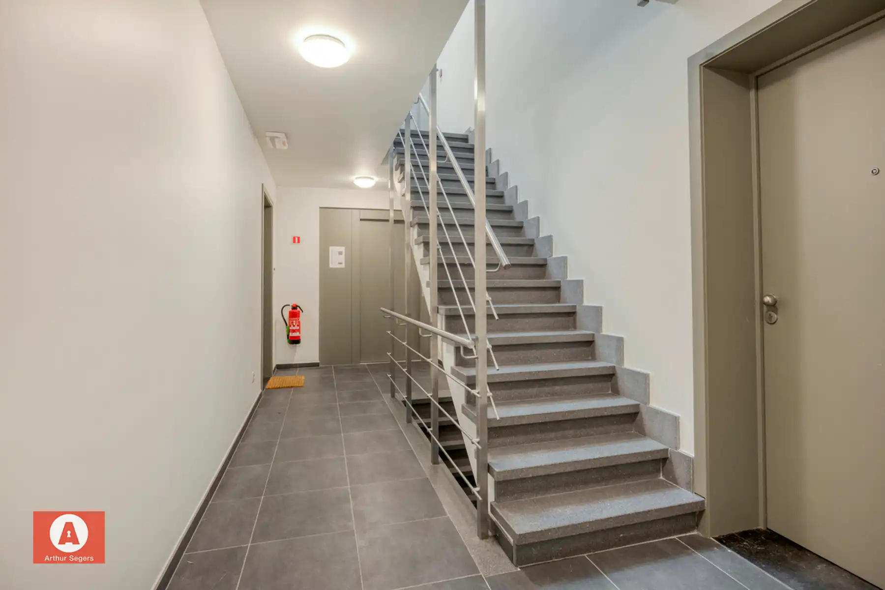 Energiezuinig appartement + autostaanplaats + kelder-berging foto 6