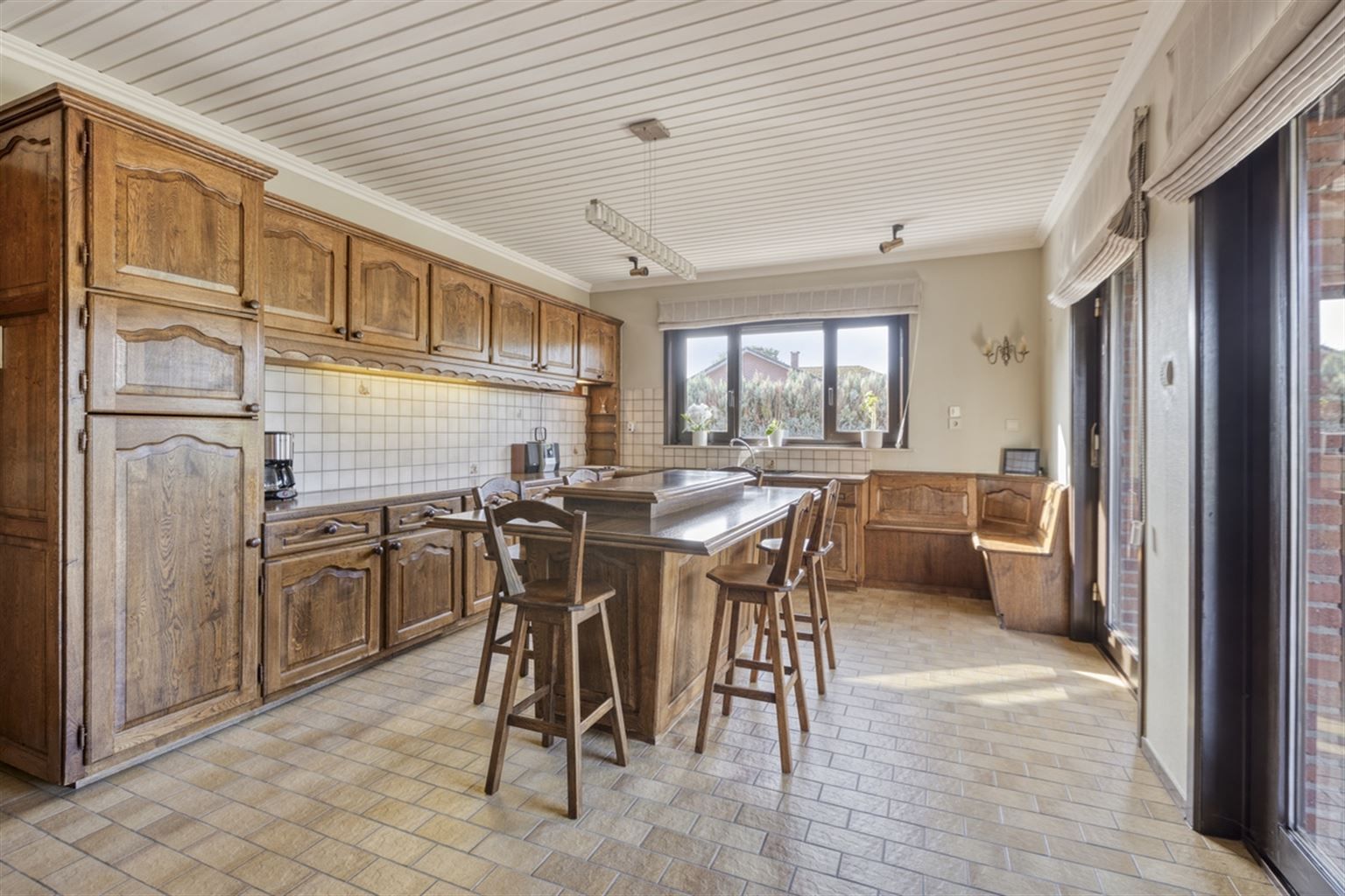 Ruime gezinswoning voorzien van 5 slaapkamers, garage, kelder en tuin nabij het centrum van Neeroeteren. Tevens mogelijkheden voor het uitoefenen van een vrij beroep, praktijkruimte, kapsalon, etc.  foto 7