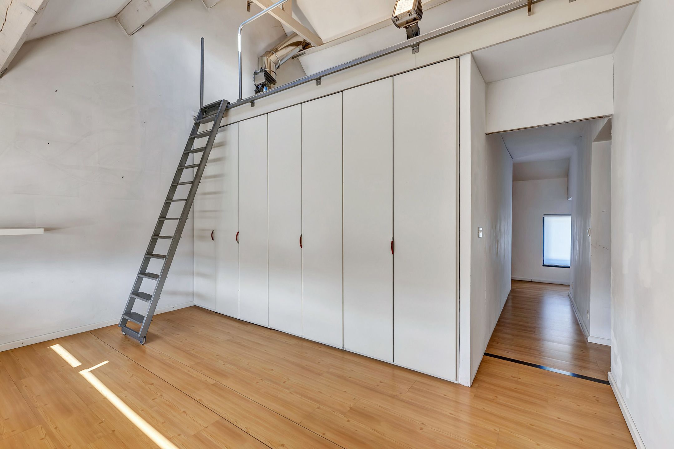 Instapklare woning met garage en tuin nabij station foto 16