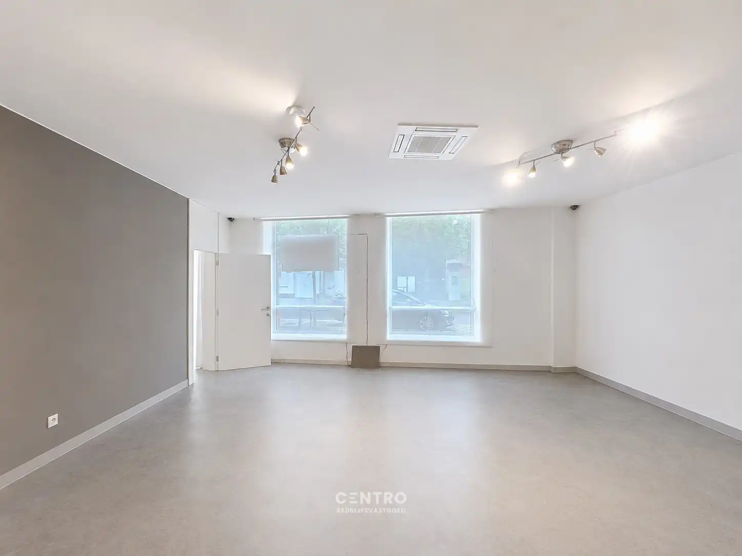 Lichtrijke KANTOOR / PRAKTIJKRUIMTE  ± 100m² te HUUR in het centrum Roeselare. foto 12