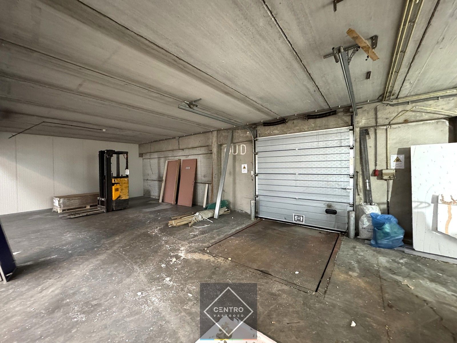 Instapklaar MAGAZIJN (1.200m²), voorzien van 2 LAADKADEN (met levellers), elektrische sectionaalpoort en verhard terrein (voor- en achterkant) op industriezone te Gistel. foto 6
