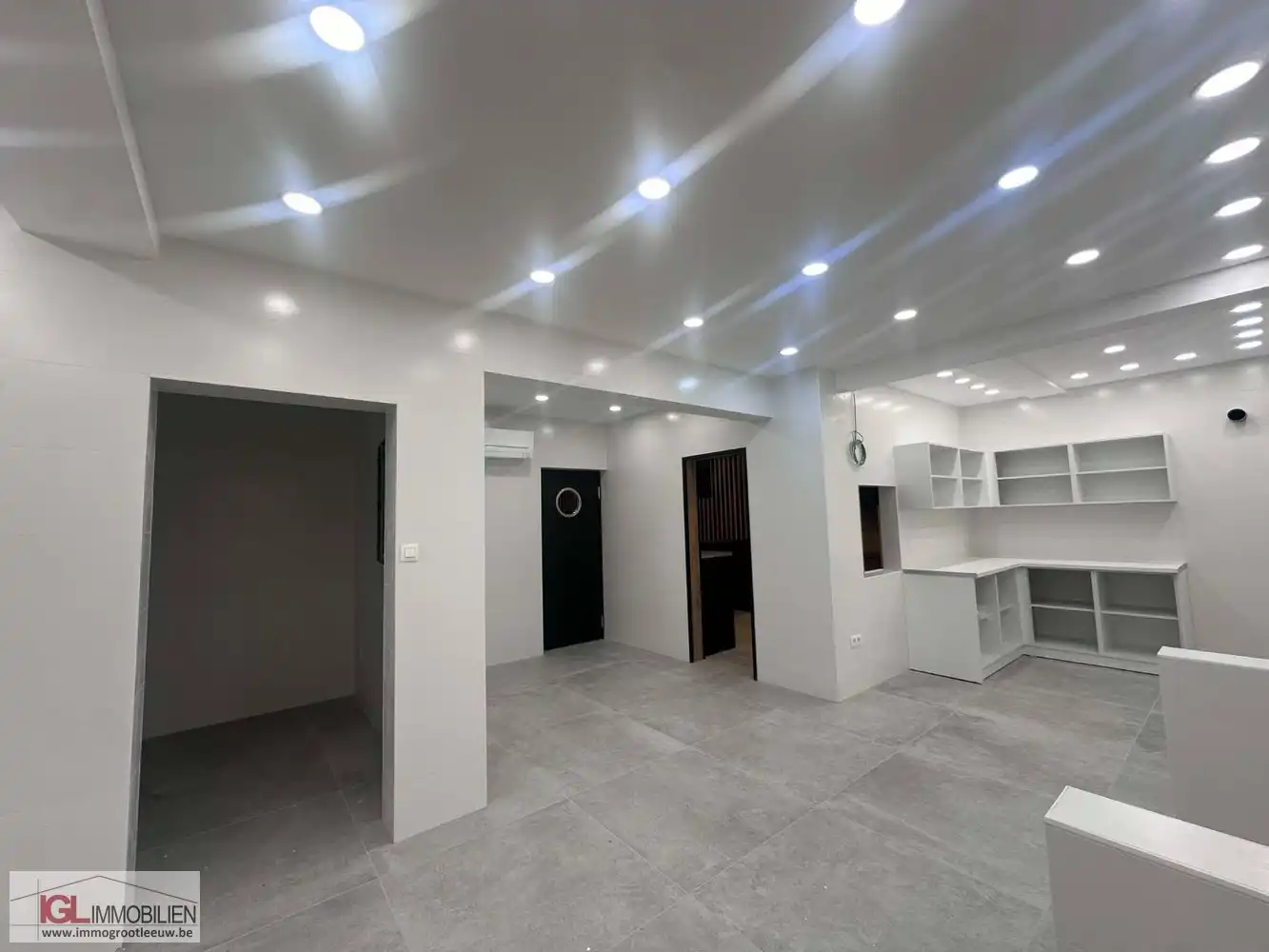 Volledig gerenoveerd handelspand aan het Vlezenbeekplein te koop foto 12