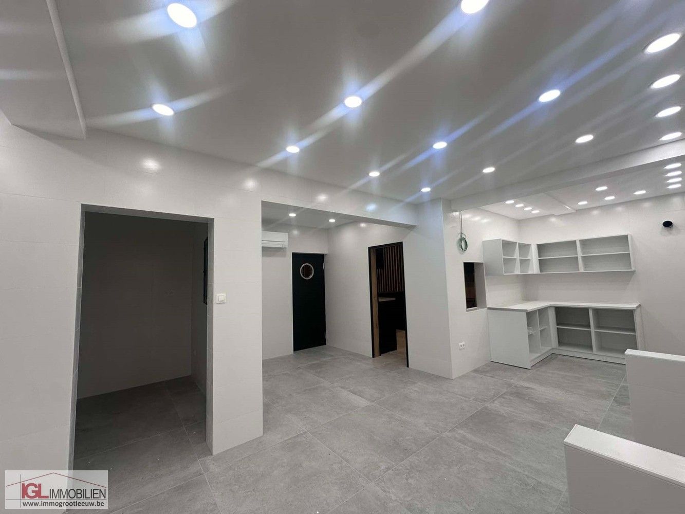 Volledig gerenoveerd handelspand aan het Vlezenbeekplein te koop foto 12