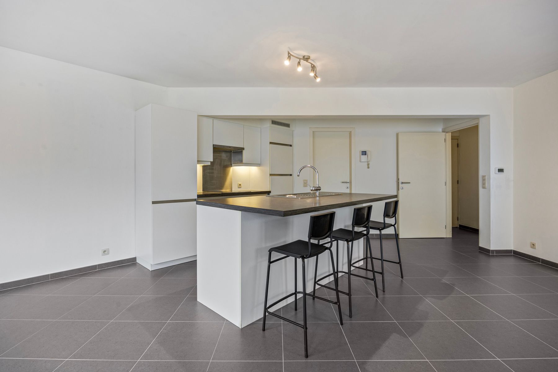 Instapklaar appartement met 2 kamers, staanplaats en terras foto 7