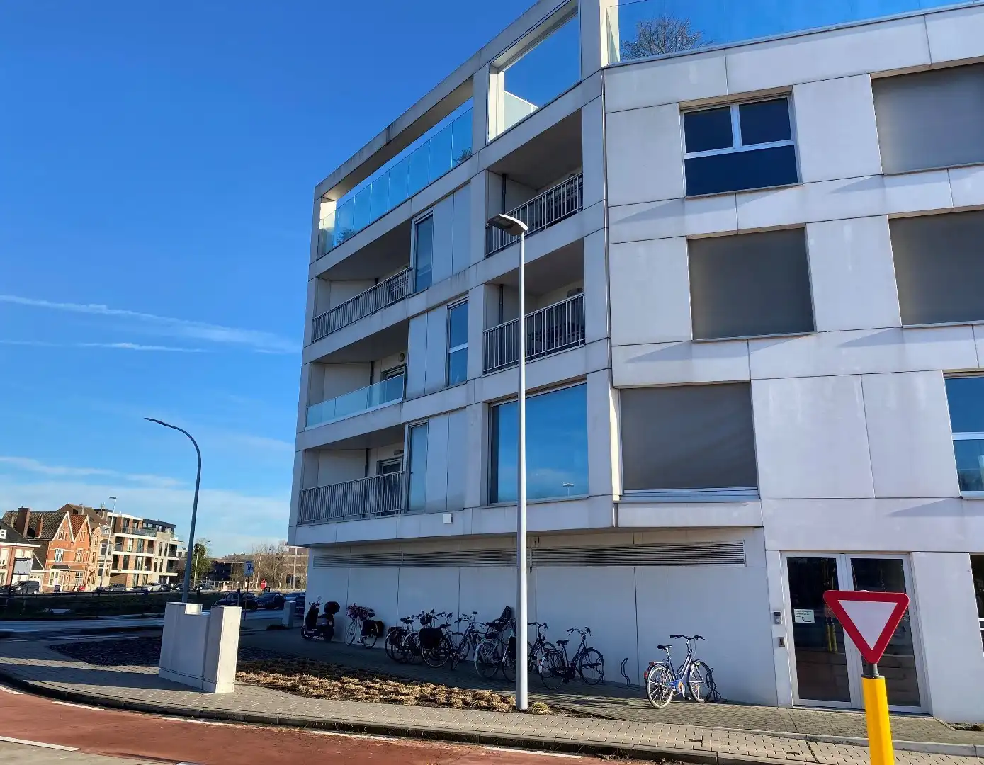 Ruim 2 slaapkamer appartement dichtbij centrum Brugge met autostaanplaats en 2 terrassen foto 12