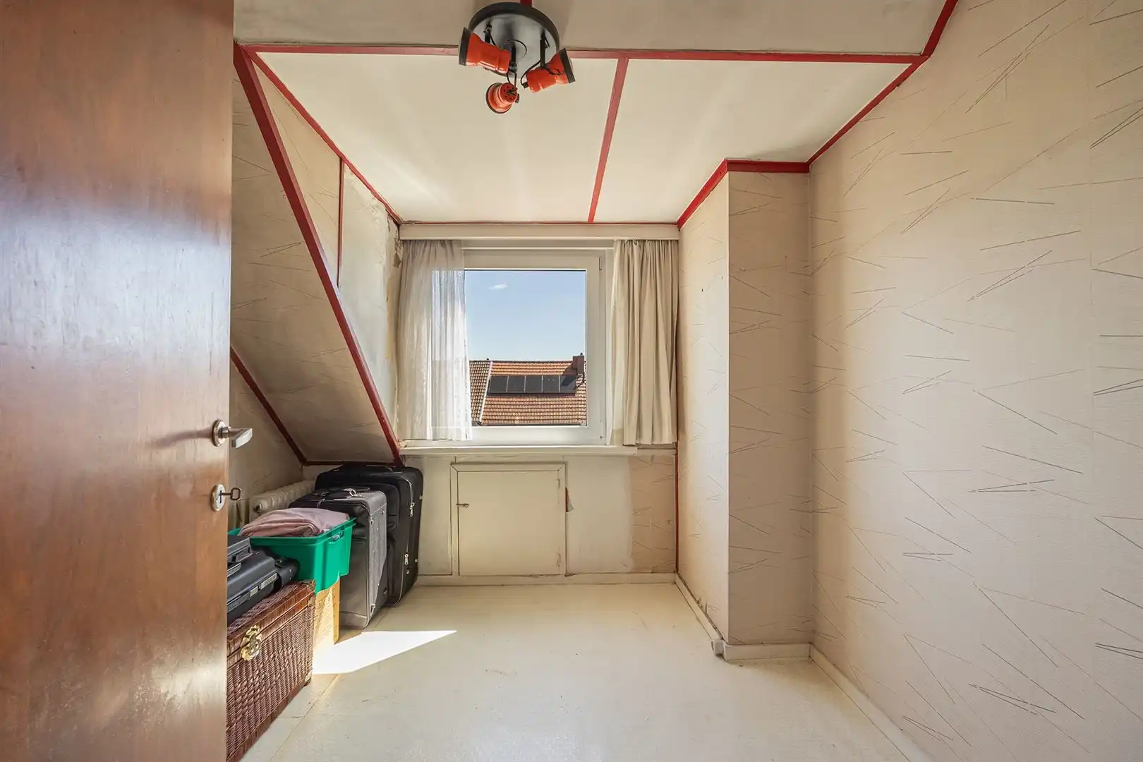 Ruime te renoveren woning met tuin in dorpscentrum foto 20