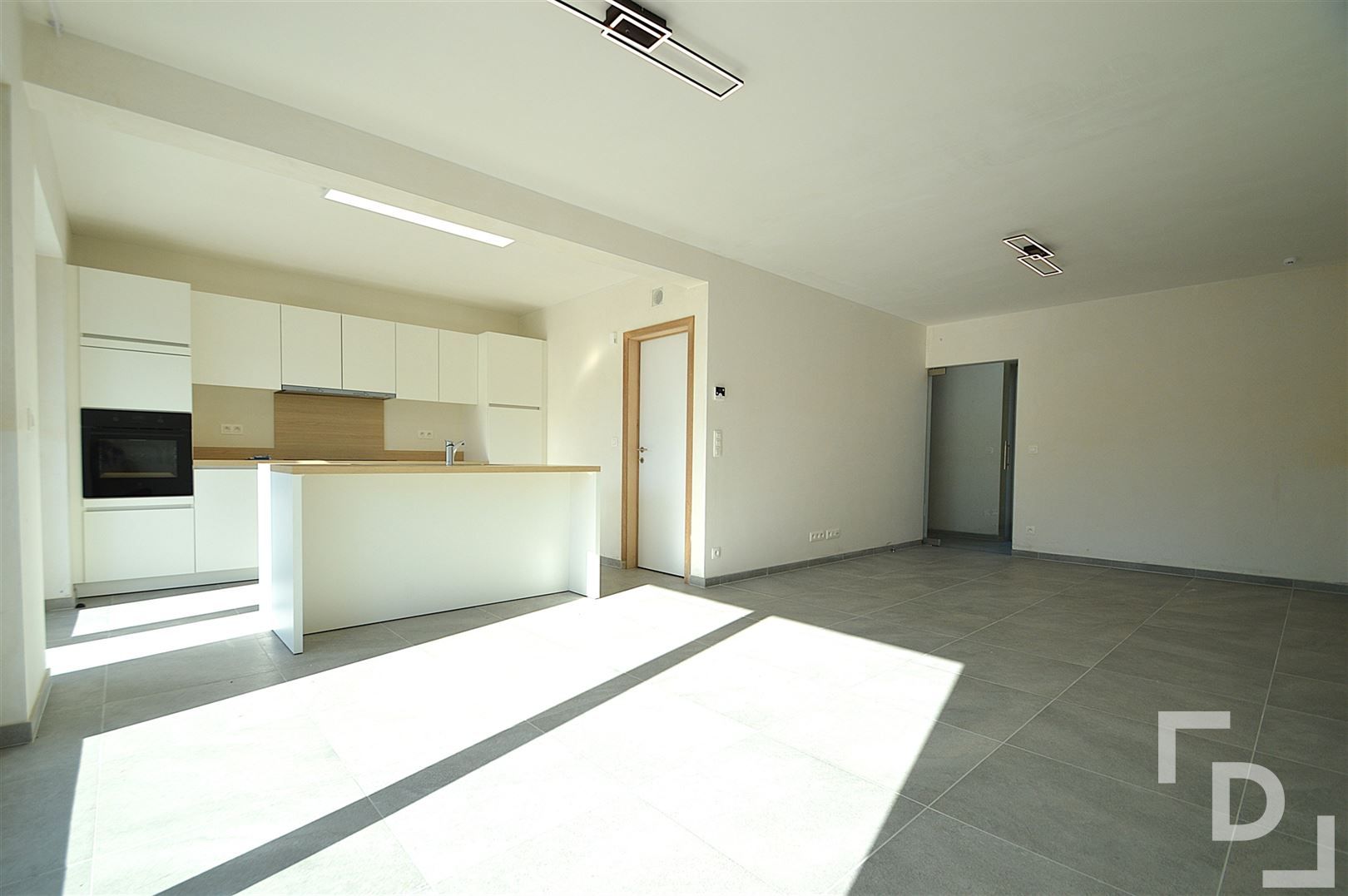 Nieuwbouwwoning met carport te huur in Wijtschate. foto {{pictureIndex}}