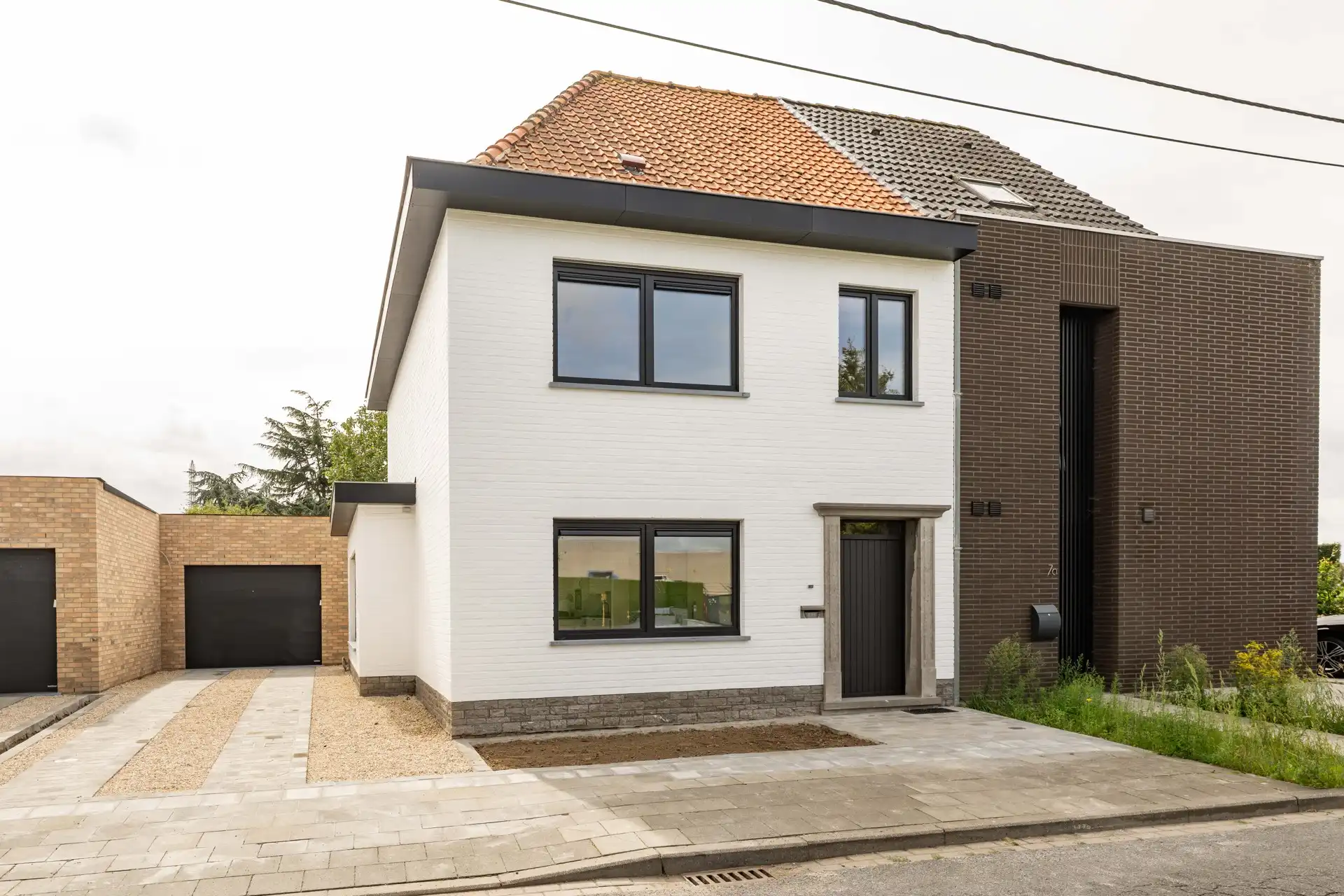 Prachtige tot in de puntjes gerenoveerde halfopen bebouwing met 3 slaapkamers, aparte garage en zuidgerichte tuin te koop in het hartje van Sint-Baafs-Vijve foto {{pictureIndex}}