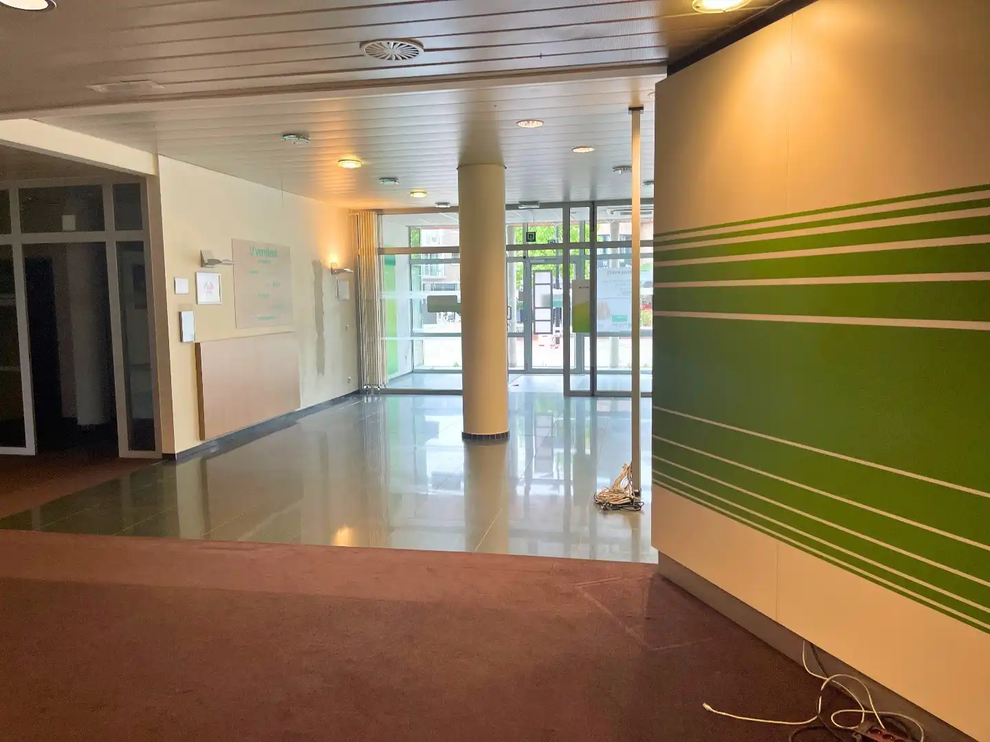 Handelsgelijkvloers 433m² met 3 parkings en kelder op commerciële topligging foto 13