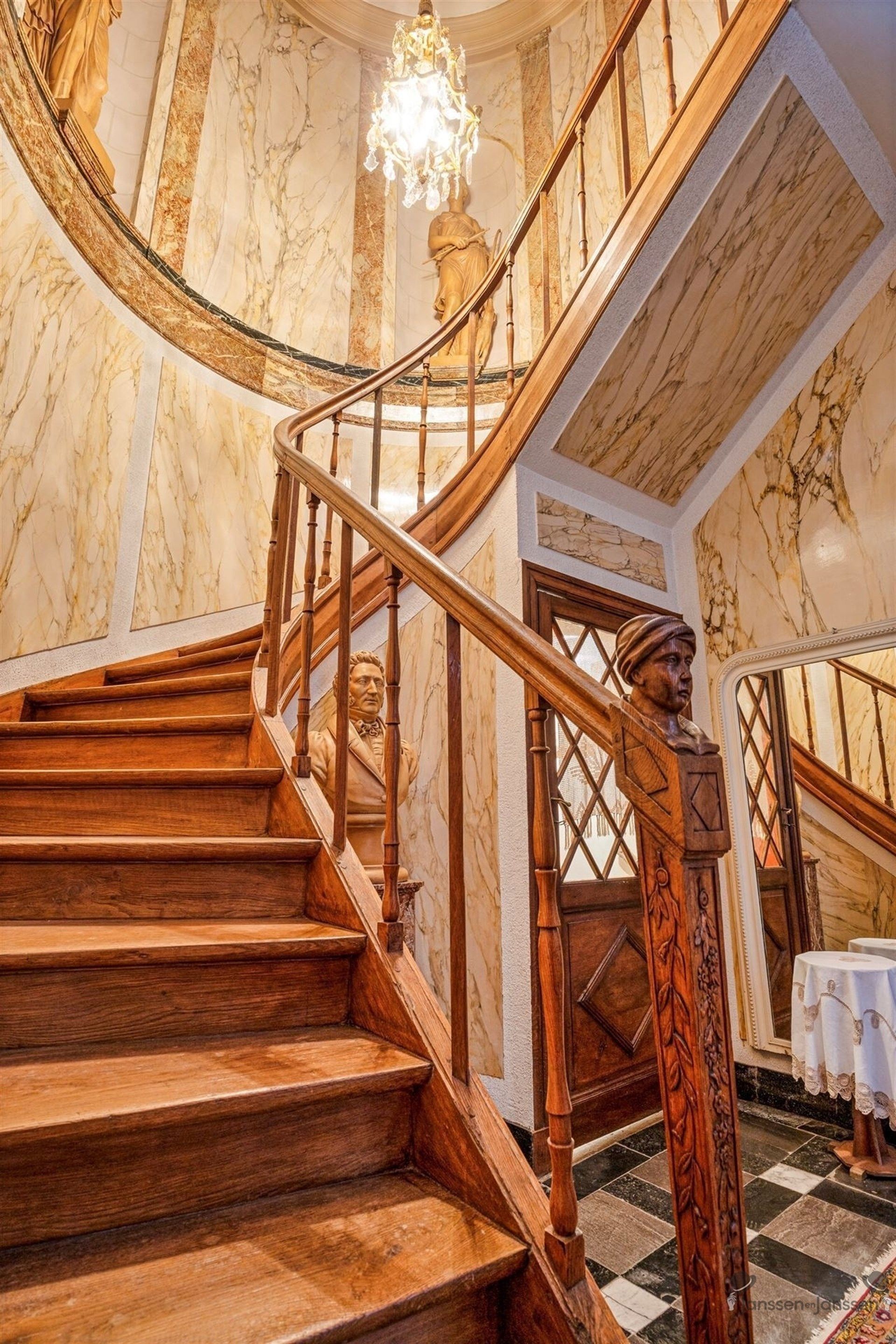 Voormalig kanunnikenhuis met achterliggend perceel. foto 3