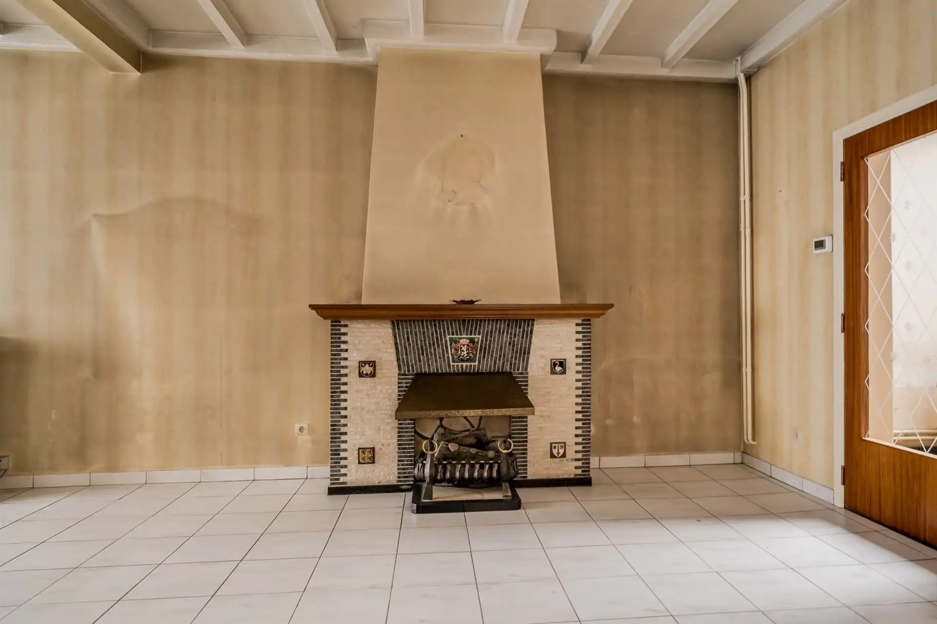 Te renoveren gezinswoning met veel opslagruimte! foto 8