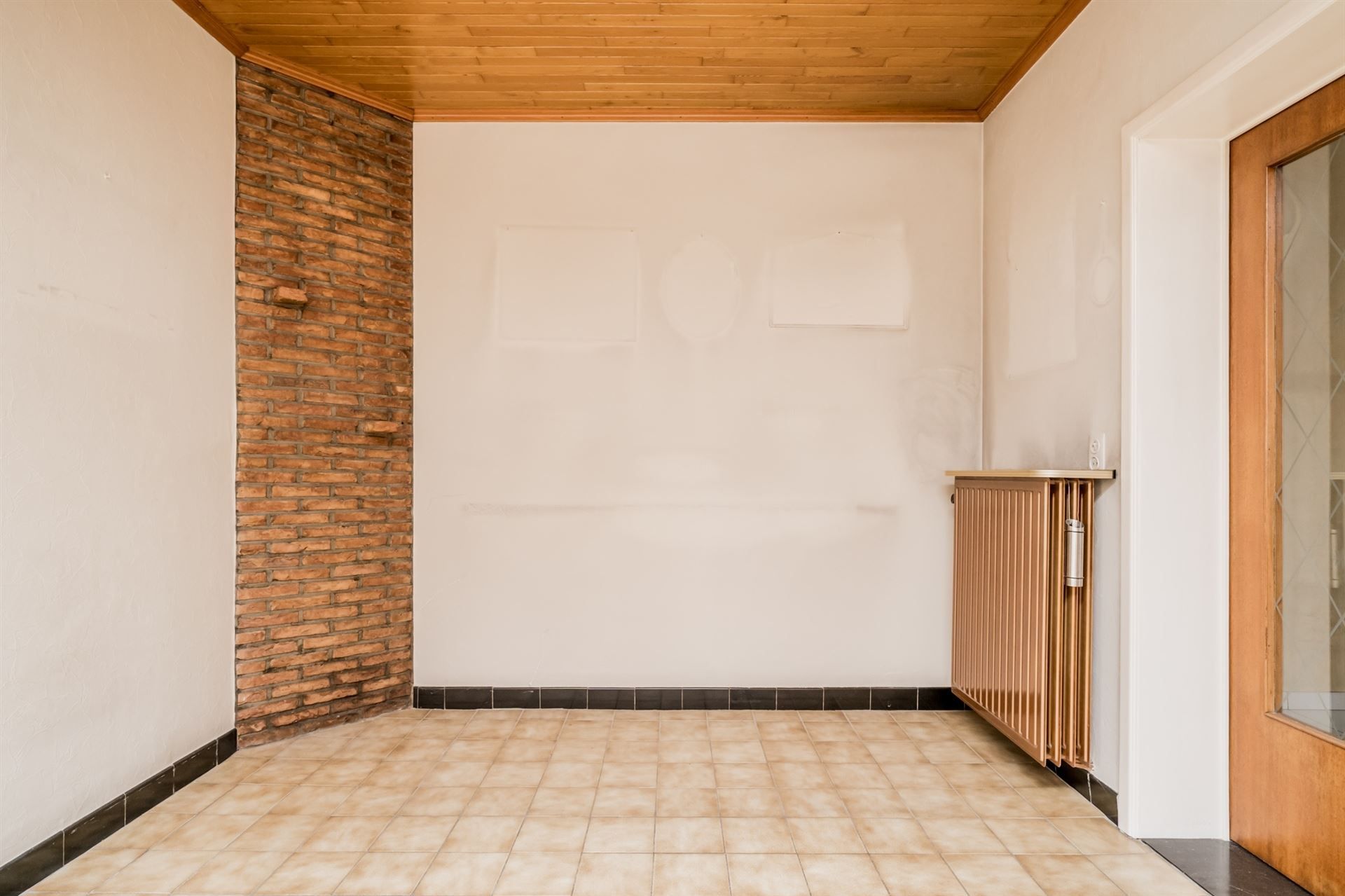 Te renoveren gezinswoning met veel opslagruimte! foto 8