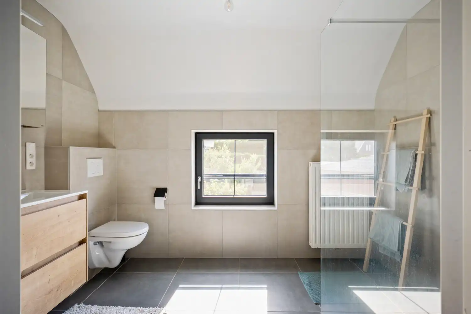 Energiezuinige villa met praktijkruimte en 4 slpkrs foto 14