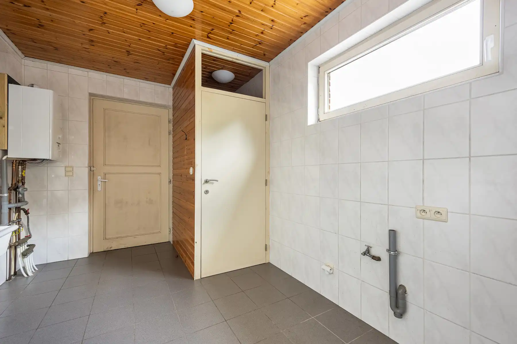 Bedrijfswoning met bijgebouwen en weiland op ca 1,3ha. foto 3