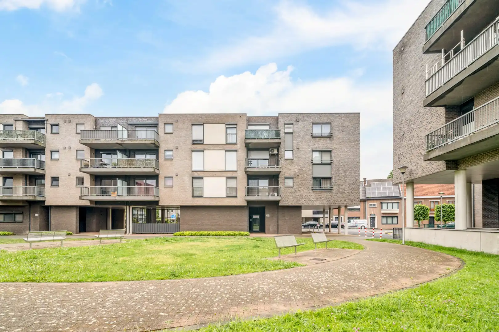 Comfortabel appartement met 1 slaapkamer, terras en autostandplaats nabij het centrum van Maaseik! foto 2