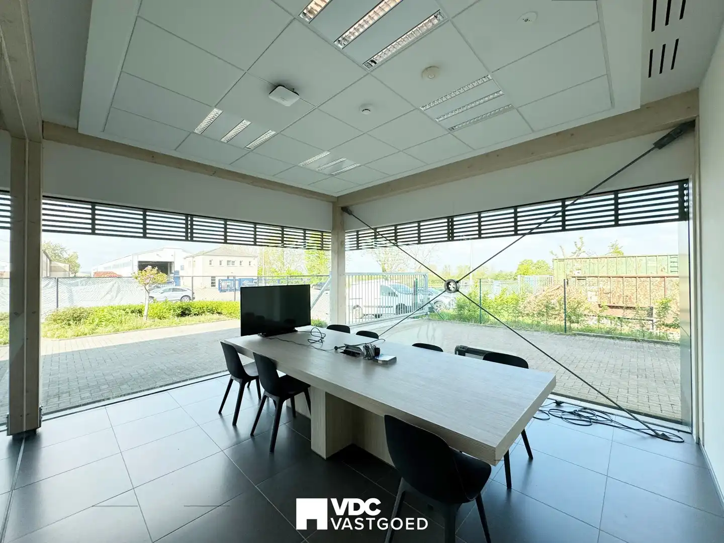 Representatief bedrijfscomplex met kantoren, dubbele industriehal, vergaderfaciliteiten, woongelegenheid en zonnepanelen foto 11