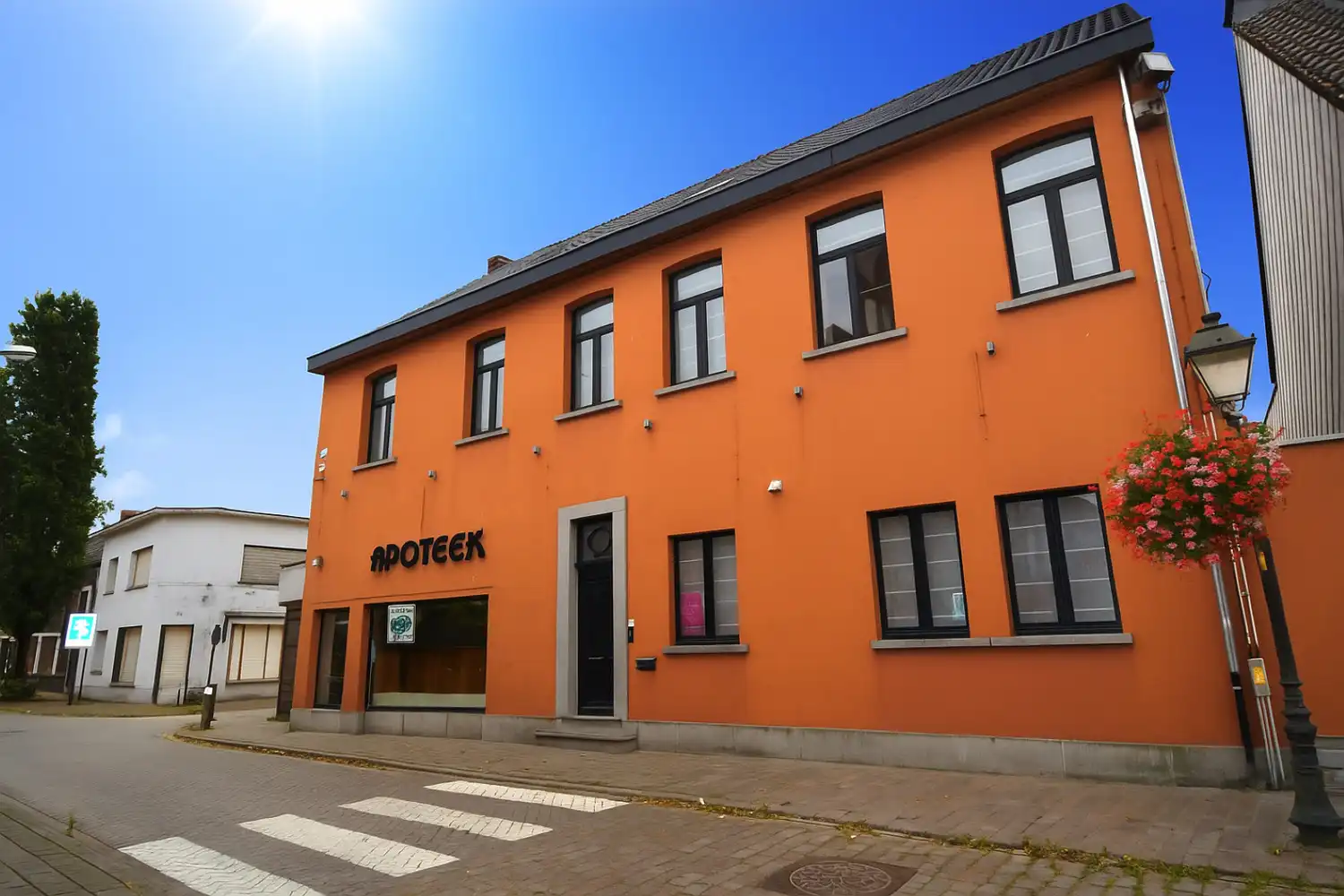 HANDELSGELIJKVLOERS TE CENTRUM OELEGEM! foto {{pictureIndex}}