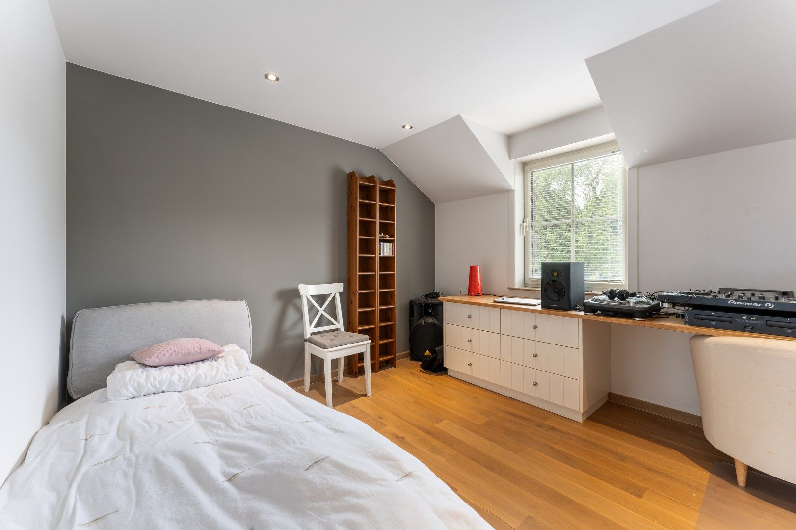 PRACHTIGE WONING MET EIKEN BIJGEBOUW | HANDELSRUIMTE & 4 GARAGES!!!  foto 19