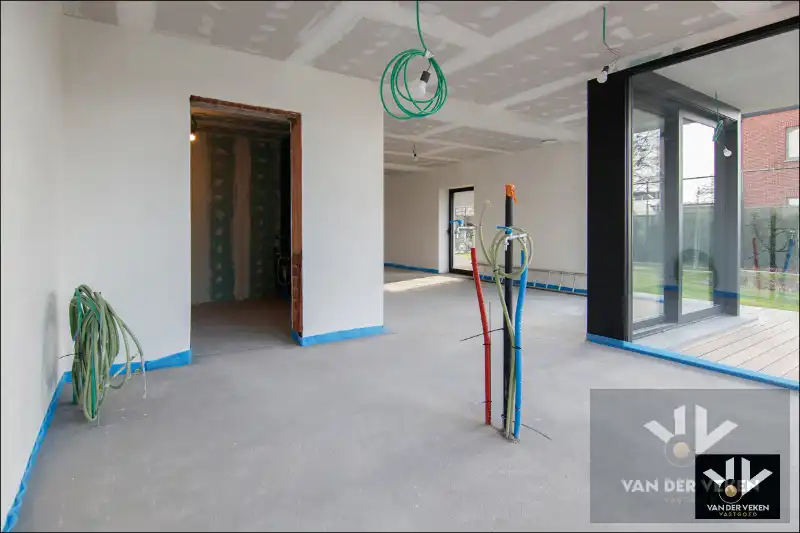 TOTAAL VERNIEUWDE WONING - ENKEL NOG AFWERKEN NAAR EIGEN SMAAK EN INZICHT foto 12