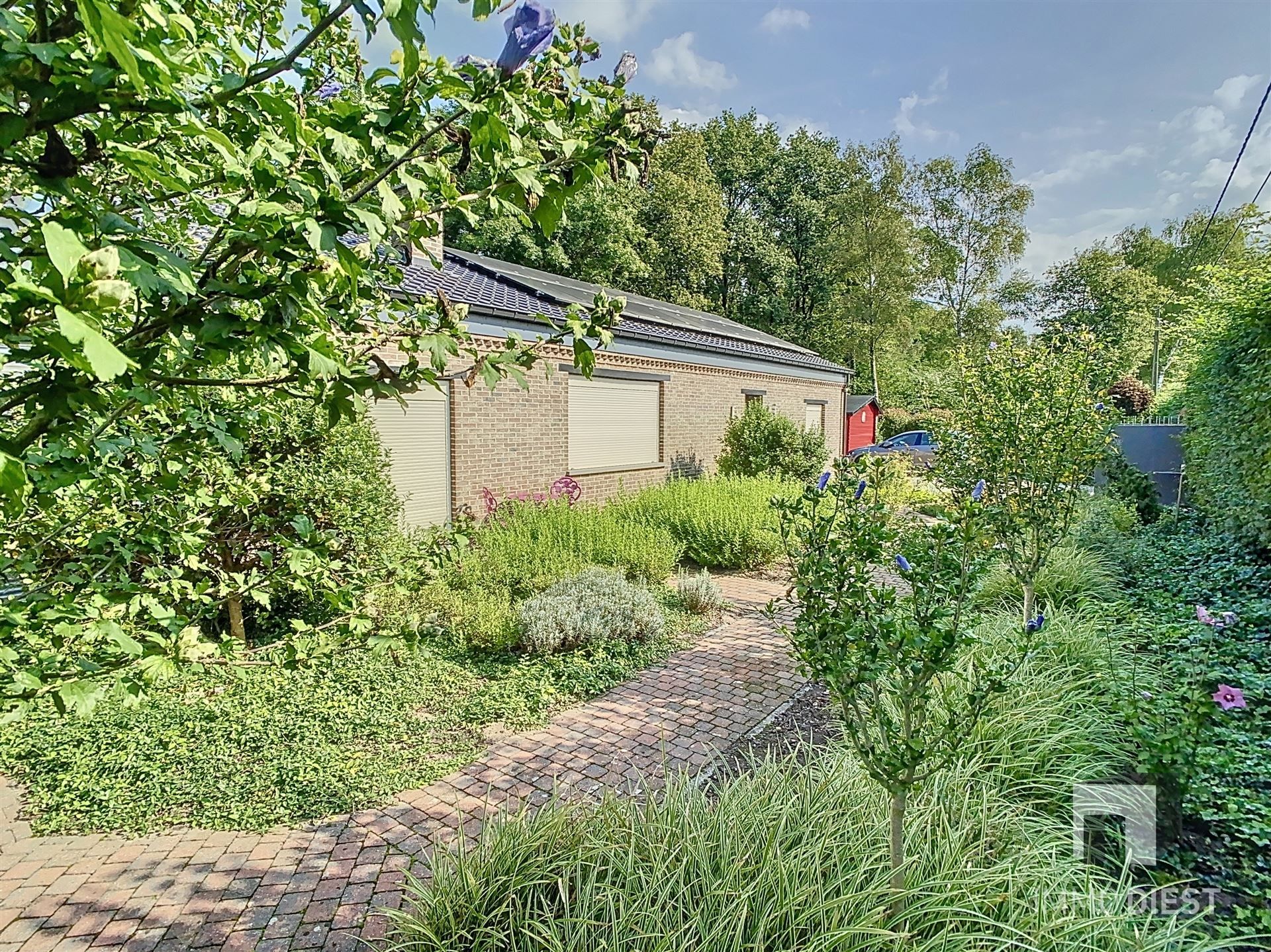 Gelijkvloerse woning met prachtige tuin en boomgaard! foto 2