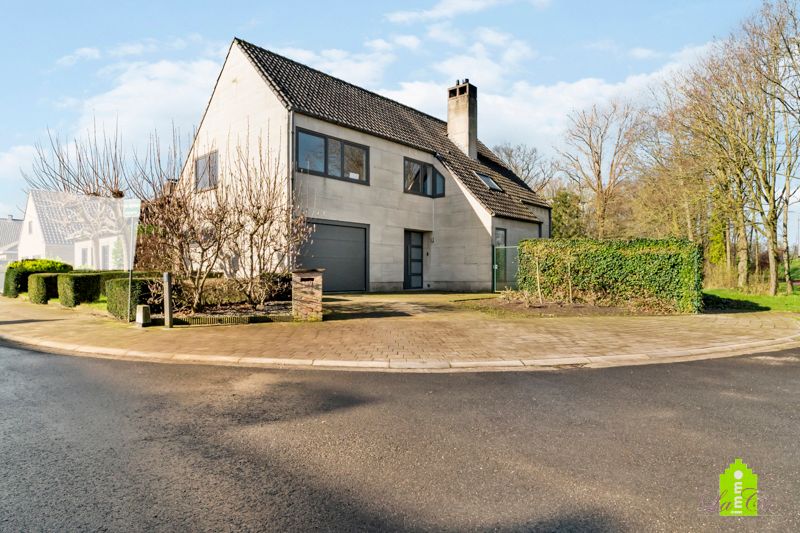 Sint-Andries,Recent gerenoveerde (2021) RUIME(350 m² beb opp) , ENERGIEZUINIG  VILLA met 5 grote slaapkamers en 2 badkamers.  Grote oprit met ruime PARKING mogelijkheid, grote omheinde tuin. foto 2