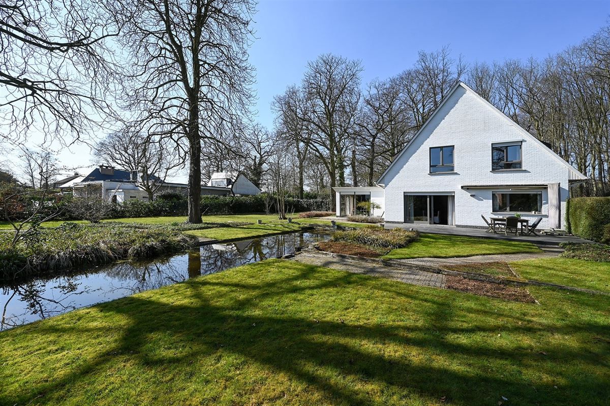 Mooie villa met veel potentieel in de populaire wijk "De Sterre"

 foto {{pictureIndex}}