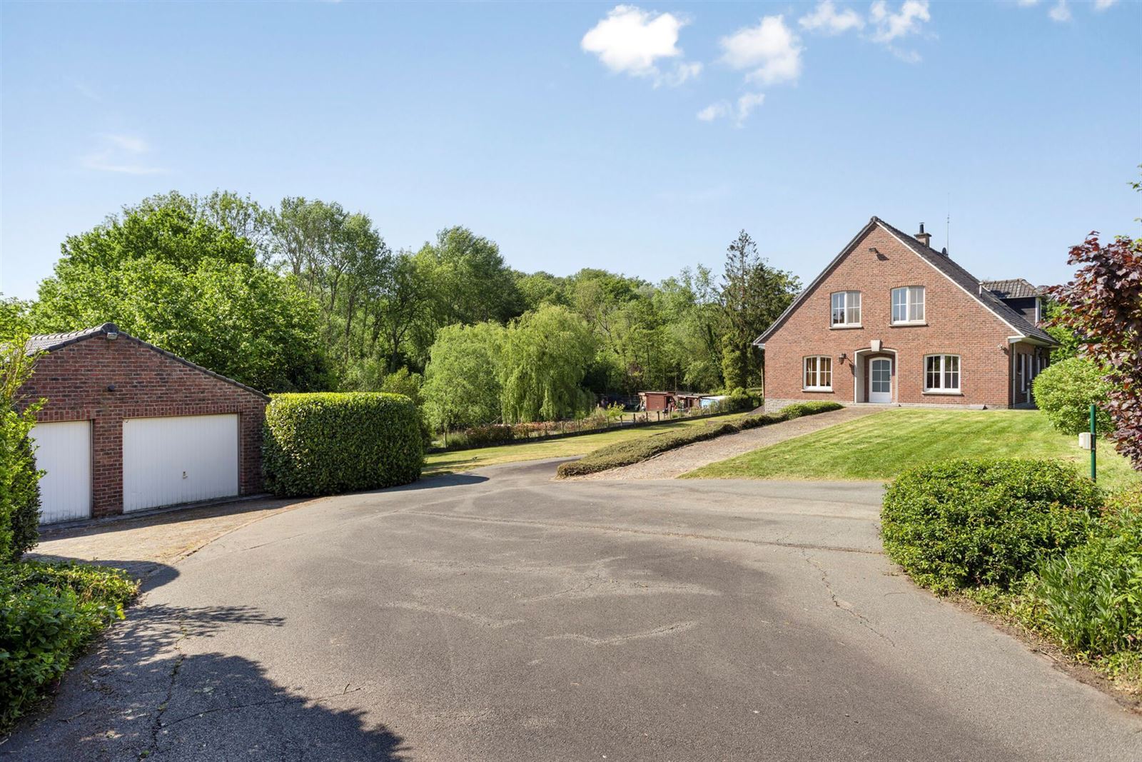 Ruime achterin gelegen villa met 5 slaapkamers op prachtig terrein van 40a foto 5
