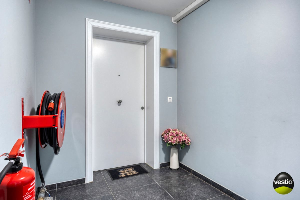 OPBRENGSTEIGENDOM VAN VERHUURD GELIJKVLOERS APPARTMENT MET 1 SLP NABIJ CENTRUM HOESELT. foto 4
