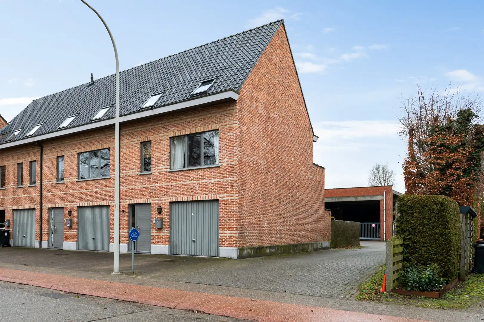Charmante woning met 3 slpk en een mooie tuin in Wuustwezel. foto {{pictureIndex}}