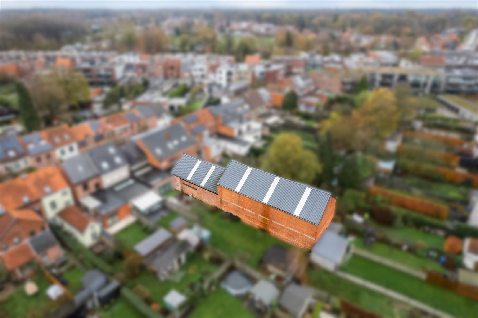 Magazijn ca. 275m2 gelegen achter appartementsgebouw met verdieping foto {{pictureIndex}}