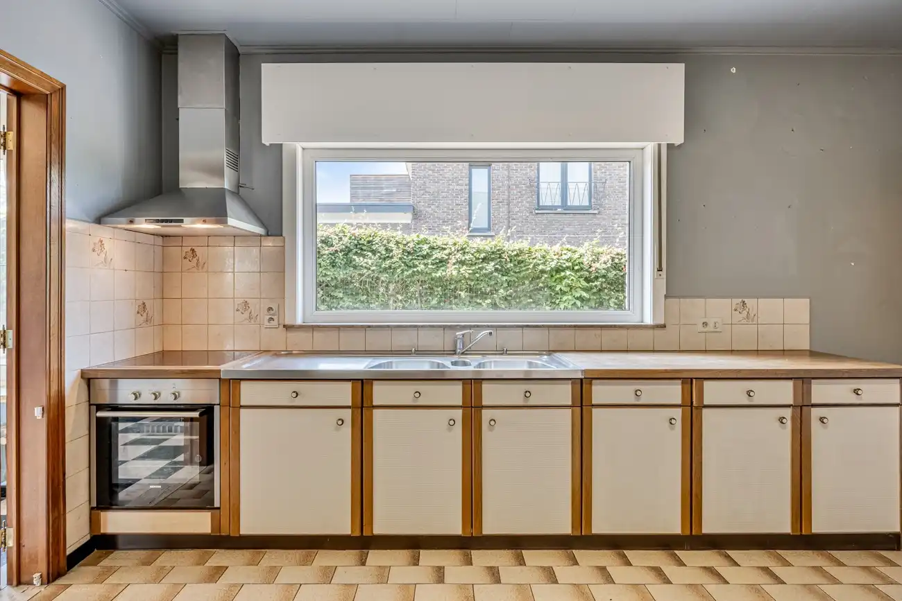 IN OPTIE!! Volledig te renoveren open woning met ruime afzonderlijke garage en tuin op een toplocatie nabij Oude Bareel in Sint-Amandsberg/Oostakker! foto 9