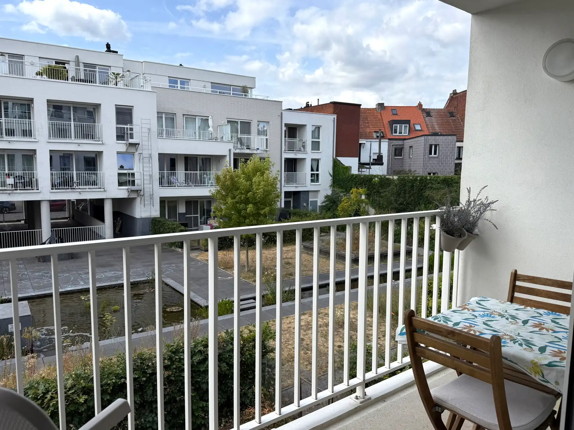 Lichtrijk 1-slaapkamerappartement met terras en parking foto {{pictureIndex}}