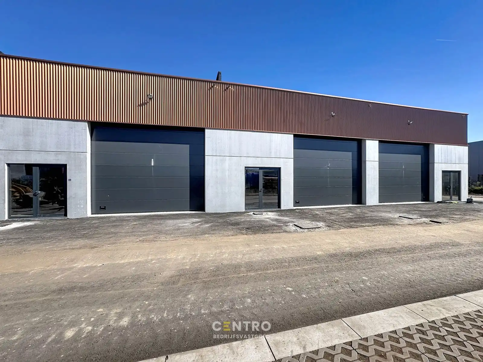 NB MAGAZIJN (307m²) TE KOOP, inclusief 2 private parkeerplaatsen op ambachtelijke zone "Schatting" te Zedelgem foto {{pictureIndex}}