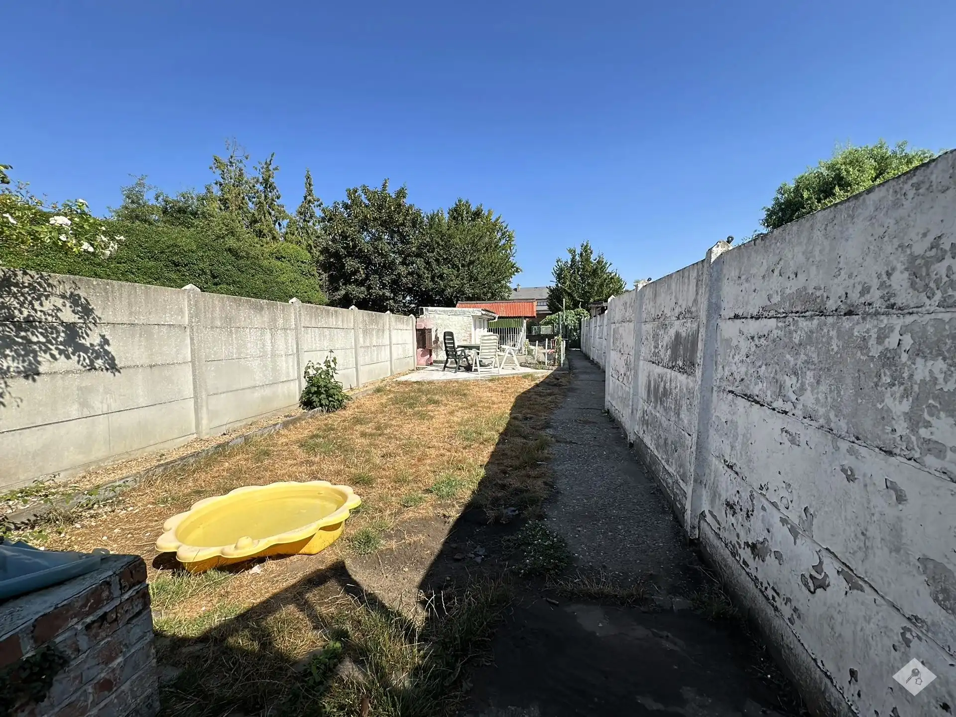 Ruime woning met drie slaapkamers, garage en grote tuin foto 17