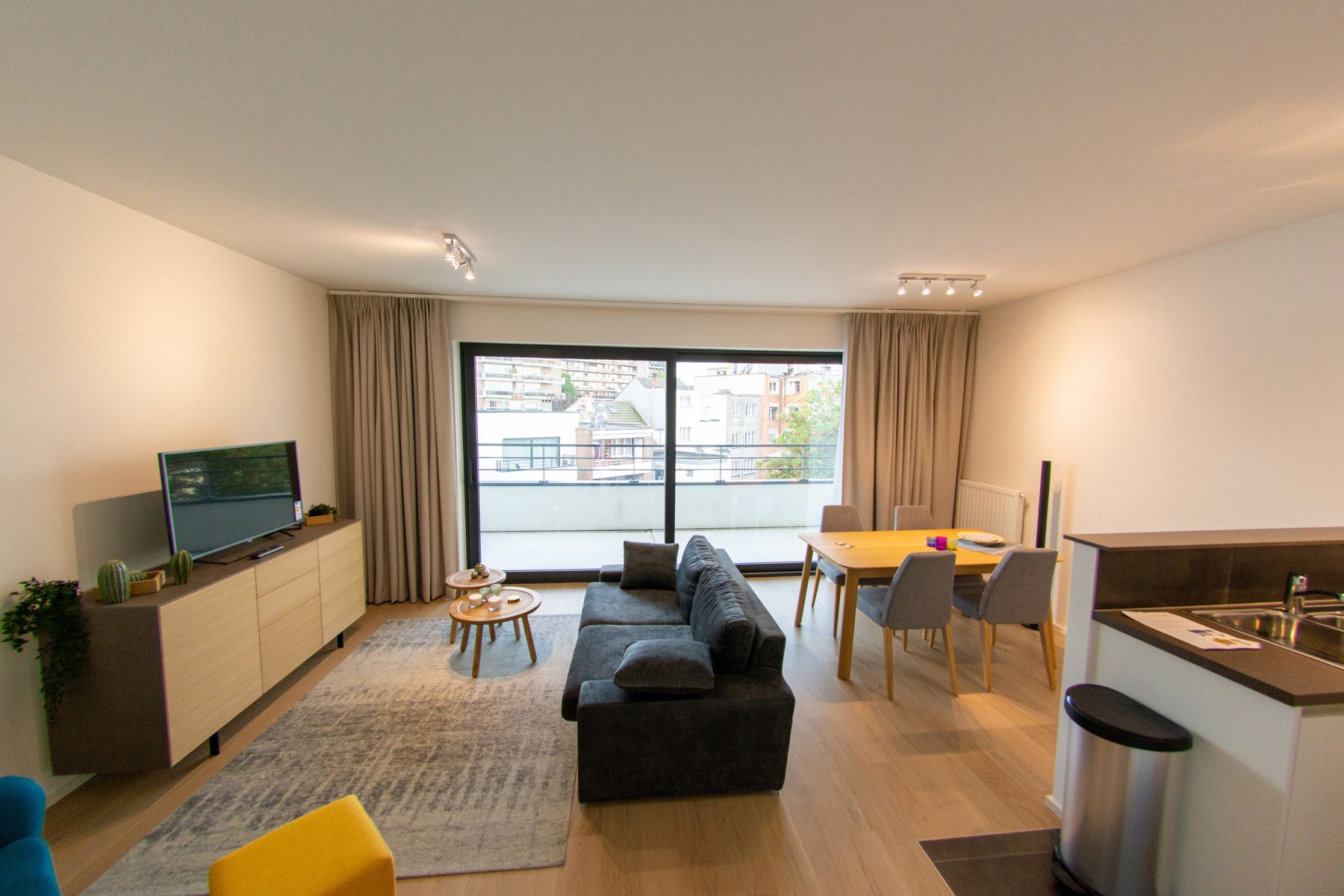 Prachtig gemeubeld appartement 2 KAMERS + 2 TERRASSEN!!!! foto {{pictureIndex}}