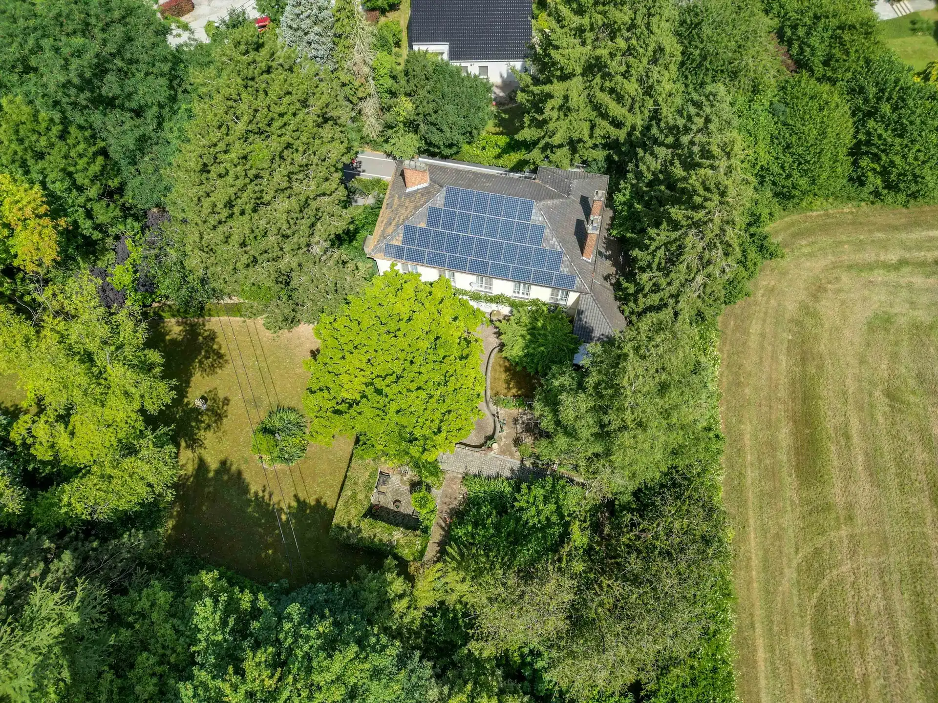 EXCLUSIEVE VILLA IN DOODLOPENDE STRAAT foto 2