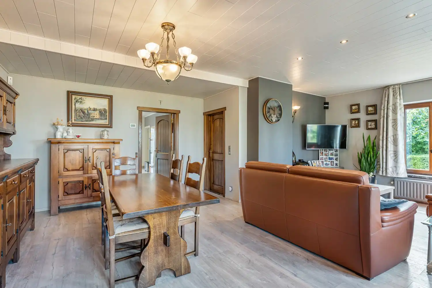 Degelijk onderhouden gezinswoning met 3 slaapkamers, volledig onderkelderd en mooie aangelegde tuin op een perceel van 5a96 ca! foto 5