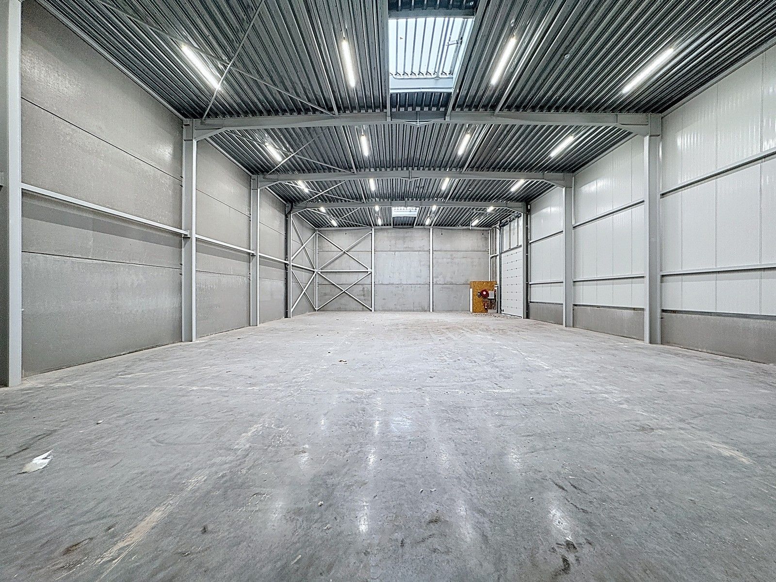 NB MAGAZIJN (456m²) met elektrische sectionaalpoort en sanitair blok te huur op industriezone "Herdersbrug" te 8000 Brugge foto 5