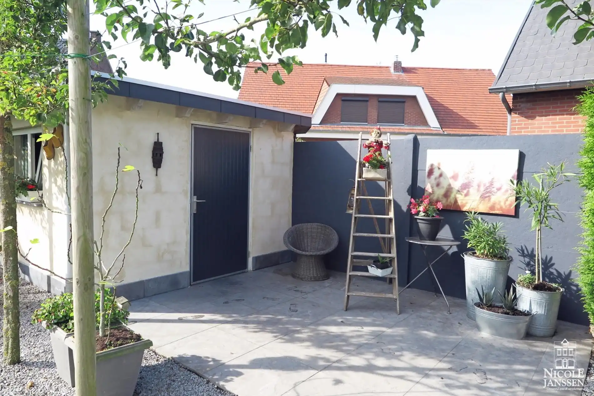 Praktisch split-level huis met mooi aangelegde tuin, zwembad en inpandige garage foto 29