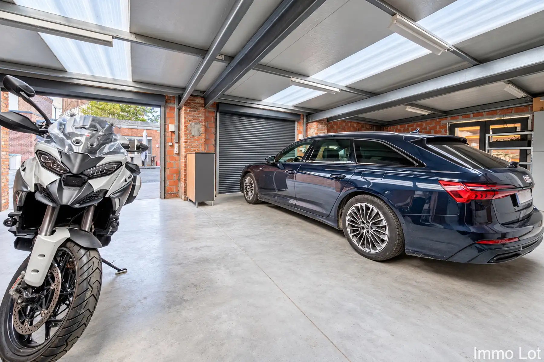 Woning met groot magazijn, dubbele garage en apart bureau foto 19