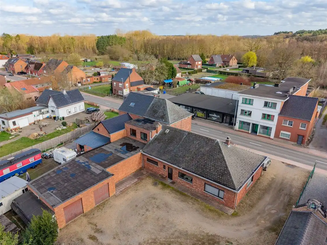 Handspand met ruime woonst en magazijn foto 4