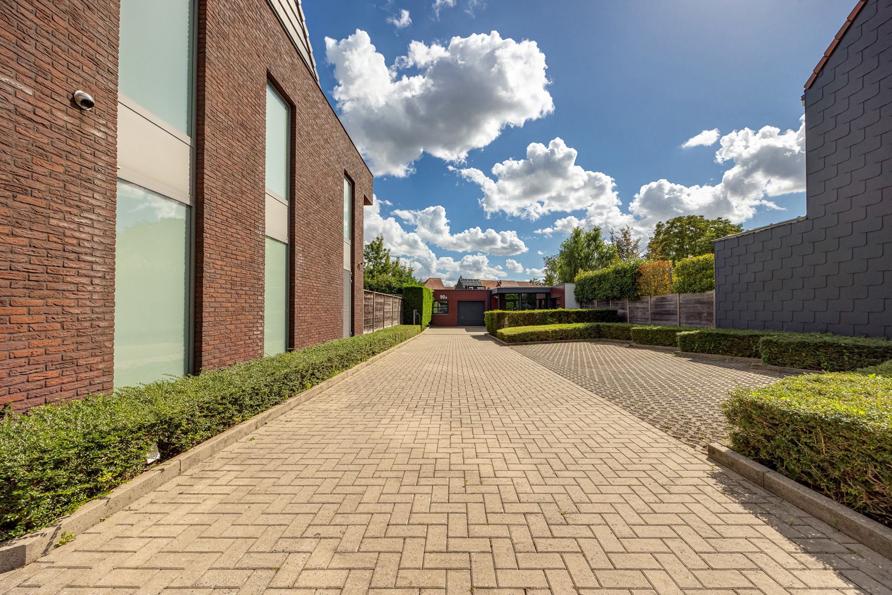 Knap afgewerkte woning met apart bedrijfsgebouw en parking foto 2