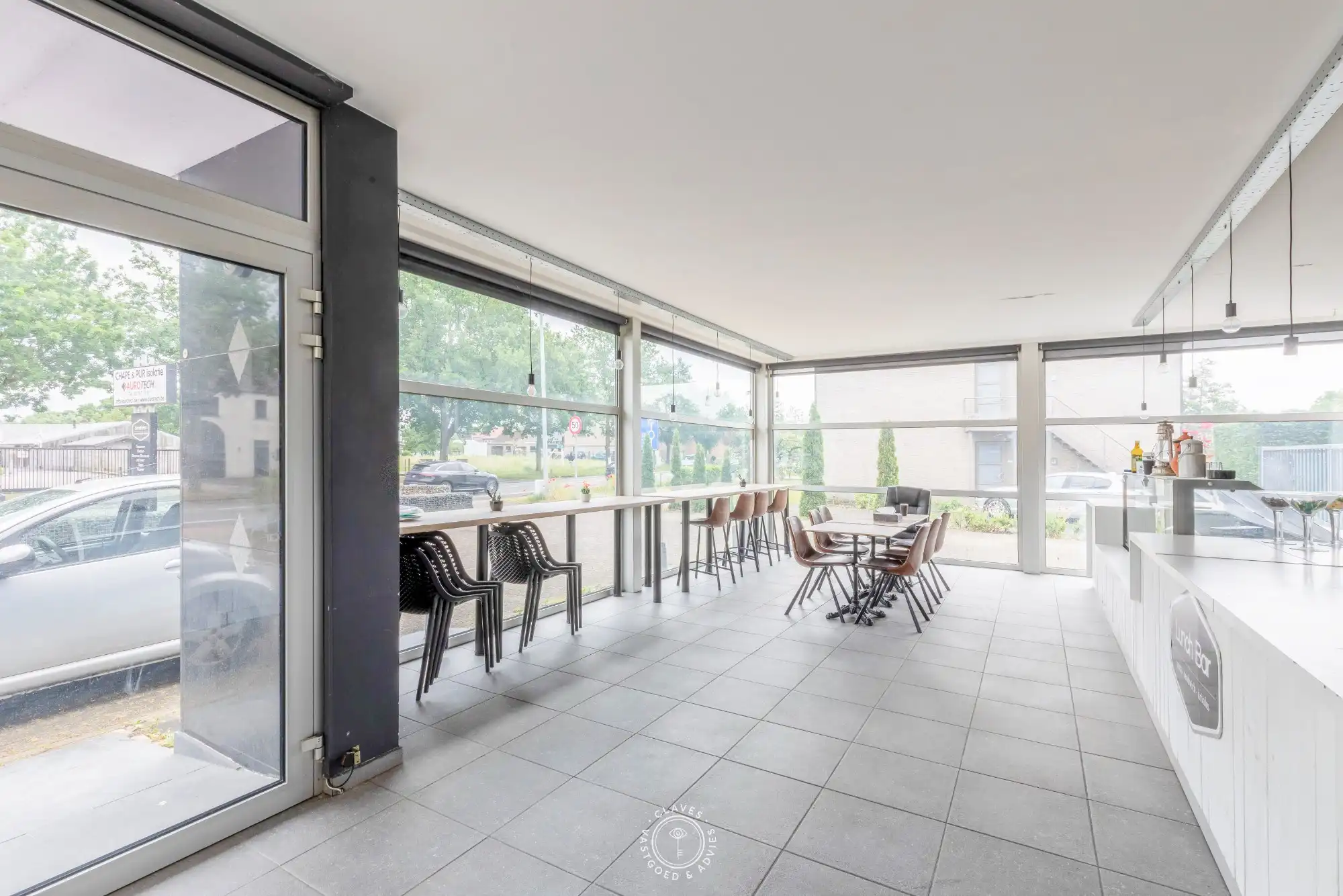 Instapklaar handelspand op centrale locatie met uitstekende visibiliteit foto 4