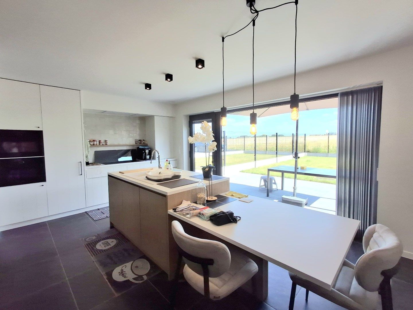 PRACHTIGE NIEUWBOUWWONING MET HOOGWAARDIGE AFWERKING! foto 3