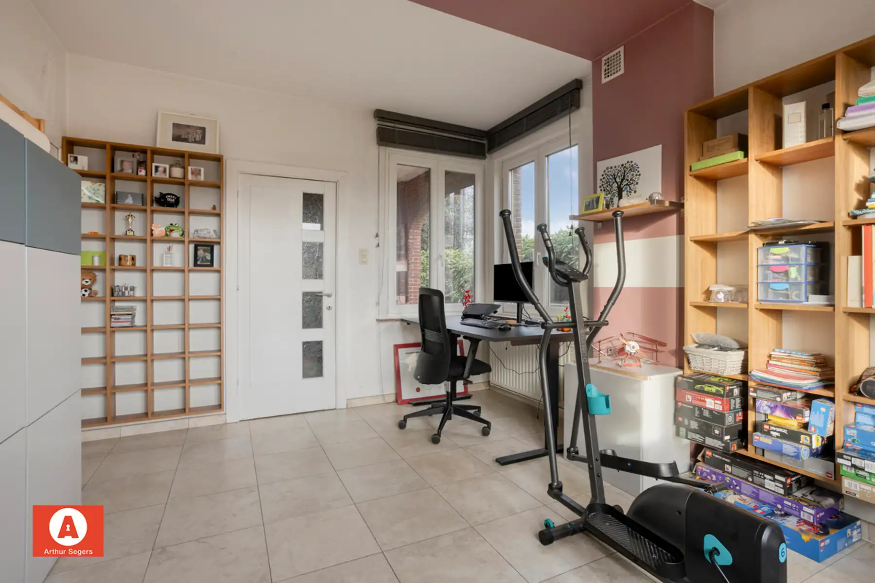 Karaktervolle open bebouwing met 5 slaapkamers en bureau foto 10